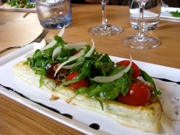 Savoury goats cheese pesto puff pastry tart