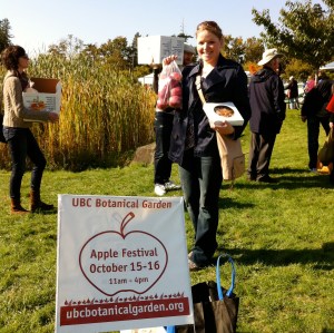 On my way out of the festival, apples and some homemade apple turnovers in hand!