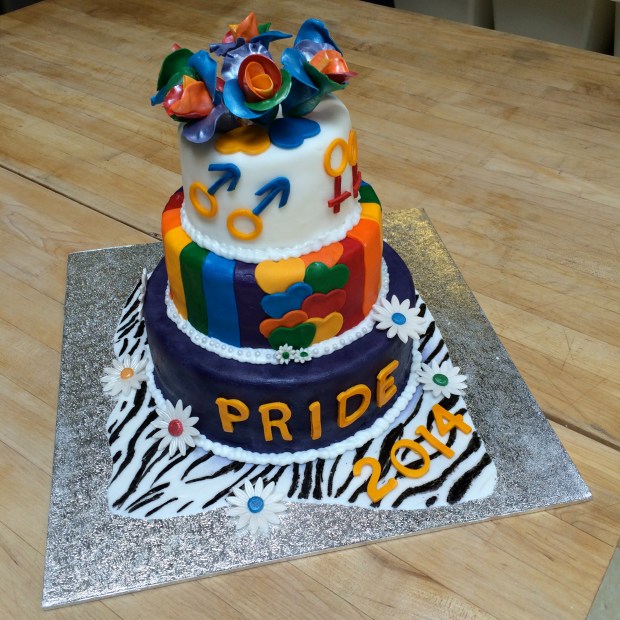 One more look at our finished cake. It didn't stay like this for long, we had to break it apart and then cut it open. Such is the life of a cake - short-lived... *smile*